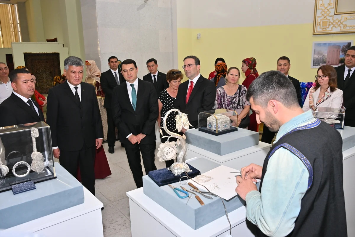 Türkmənistanda Azərbaycan Milli İncəsənət və Milli Xalça muzeylərinin xüsusi sərgisi nümayiş olunub