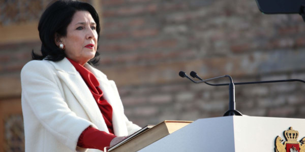 Zurabişvili Paşinyanı seçkilərin rəsmi nəticələri açıqlanmadan təbrik edib