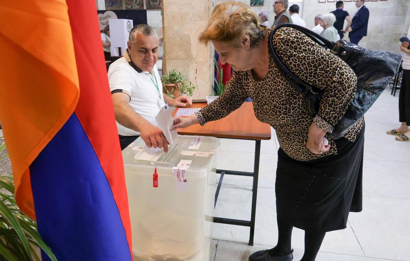 Ermənistanda seçici fəallığı 48,92 faizə çatıb