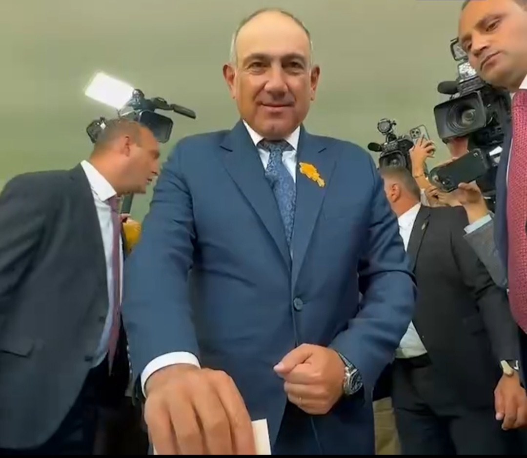 Paşinyan seçki məntəqəsində:
