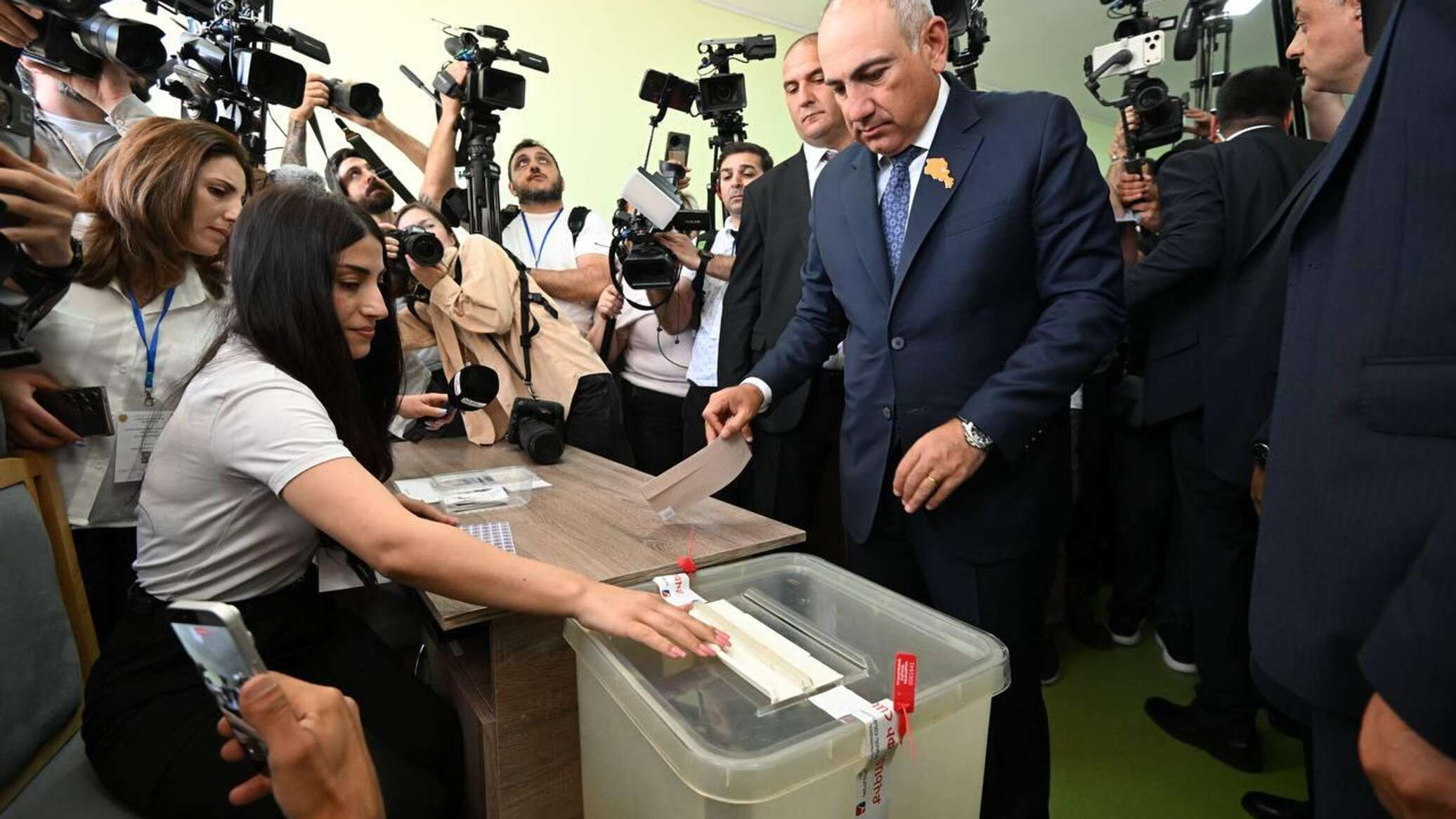 Paşinyanın partiyası yarıdan çox səs topladı –