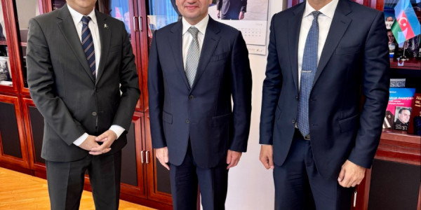 Hikmət Hacıyev Pakistan səfiri ilə görüşüb