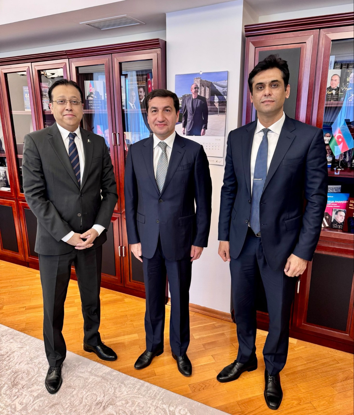 Hikmət Hacıyev Pakistan səfiri ilə görüşüb
