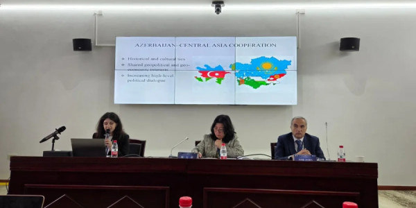 Fərid Şəfiyev Çində Azərbaycanın strateji nəqliyyat qovşağı rolundan danışıb