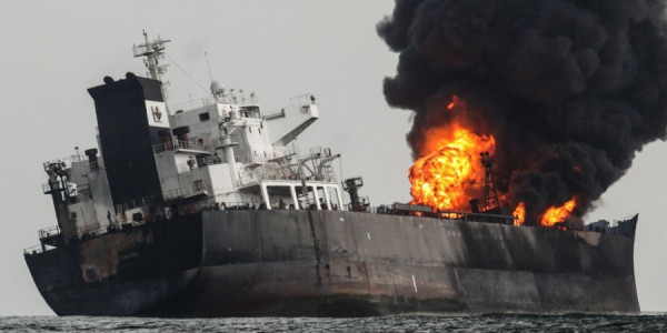 Oman sahillərində fövqəladə vəziyyət: Tankerdə güclü yanğın başladı