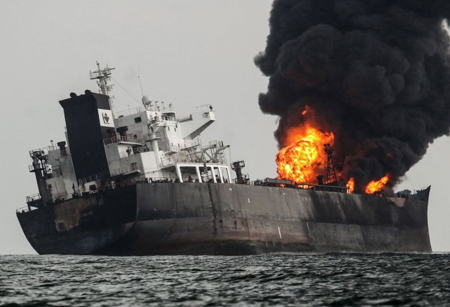 Oman sahillərində fövqəladə vəziyyət: Tankerdə güclü yanğın başladı