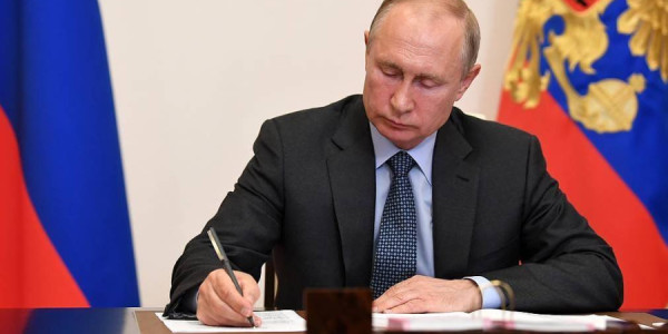 Putin əmlakın müsadirə edilməsi haqqında yeni qanun imzaladı
