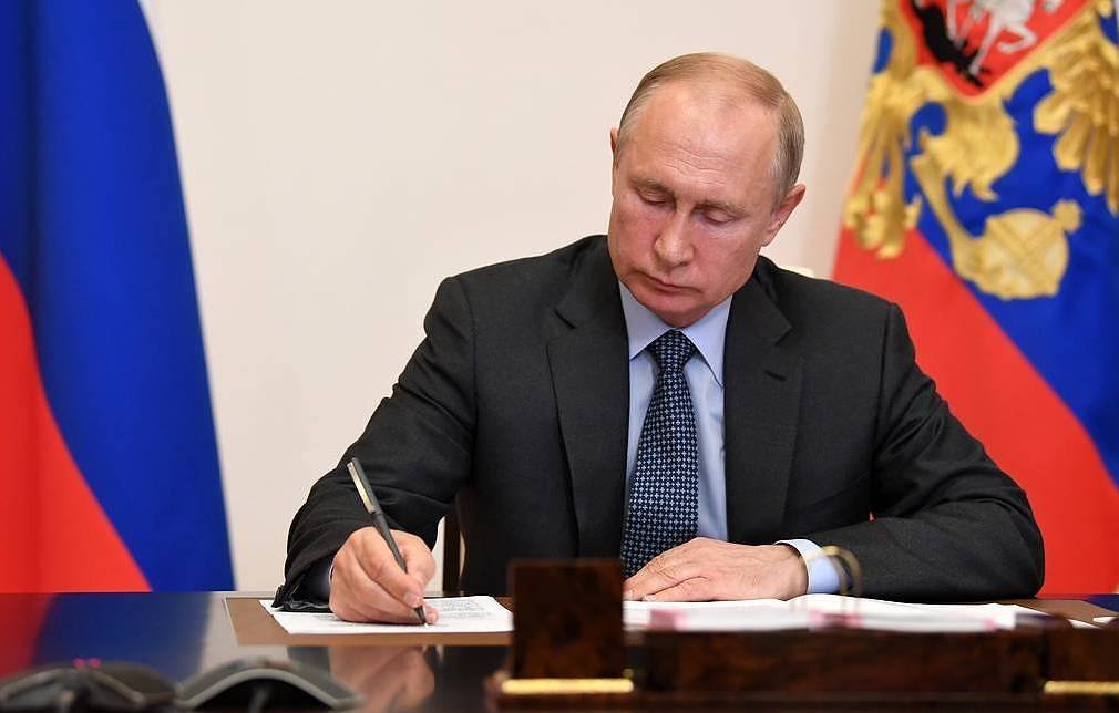 Putin əmlakın müsadirə edilməsi haqqında yeni qanun imzaladı