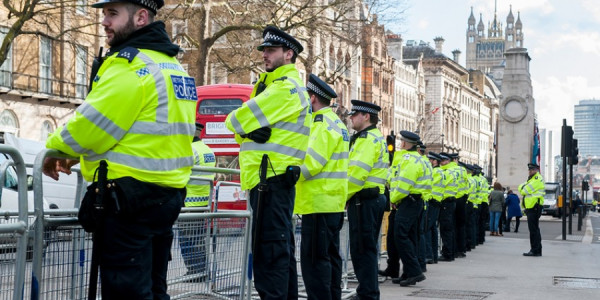 Böyük Britaniyada qətl hadisəsindən sonra etirazlar başlayıb