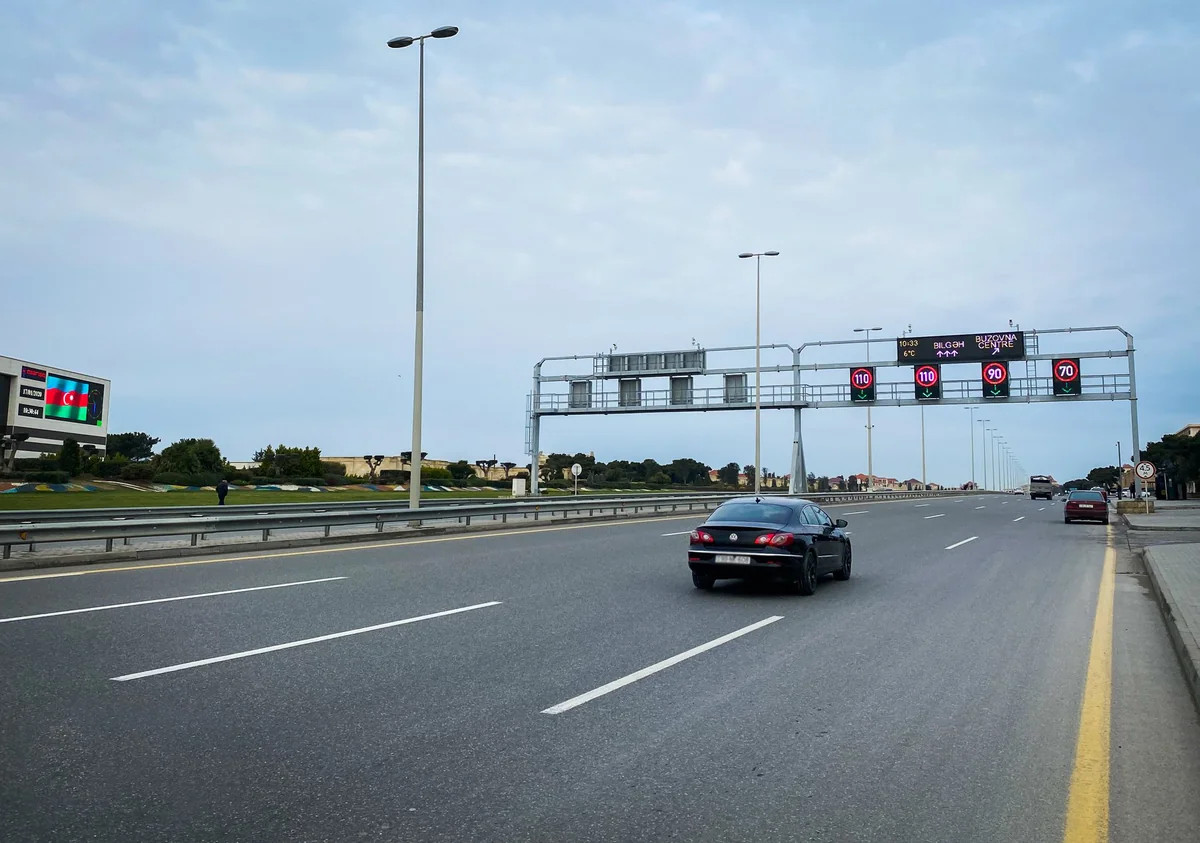 Bakıda maşın sürmək çətinləşir: Yol nişanlanmaları kifayət deyil