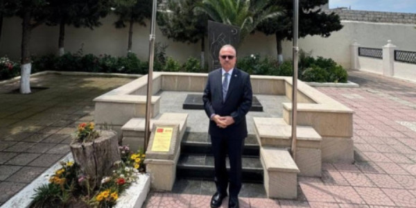 Birol Akgün Mərdəkanda türk şəhid məzarını ziyarət edib
