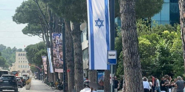 Tiranada İsrail bayraqları qısa müddətdən sonra yığışdırıldı