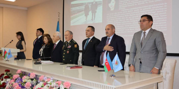 “Qəhrəmanlıq zirvəsi” kitabı oxuculara təqdim olunub