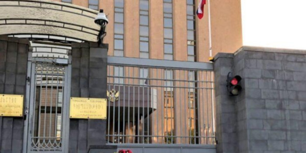 Rusiya səfirliyi “Ana Ermənistan” memorialının təhqir olunmasına etiraz edib