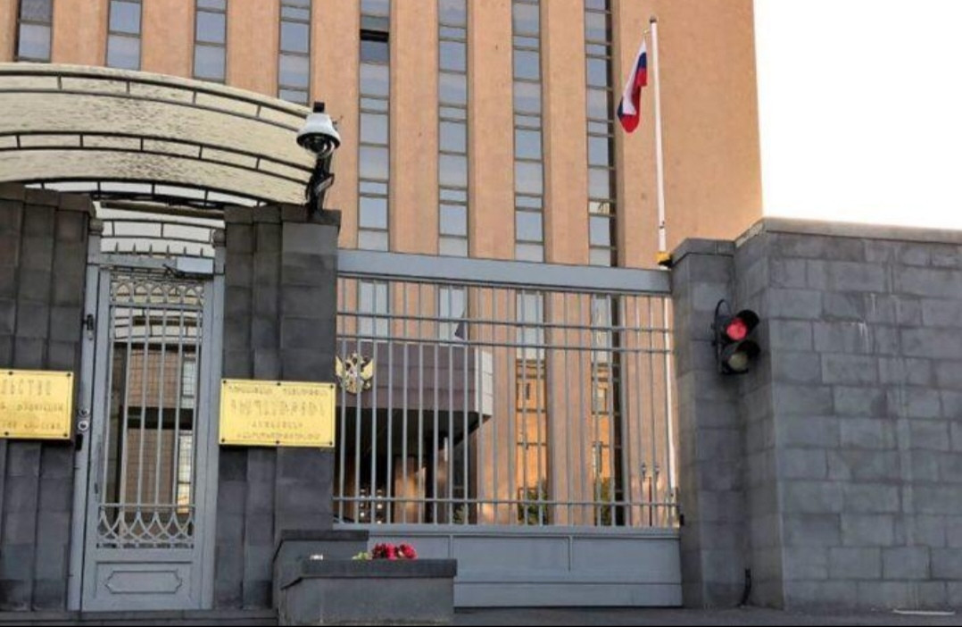 Rusiya səfirliyi “Ana Ermənistan” memorialının təhqir olunmasına etiraz edib