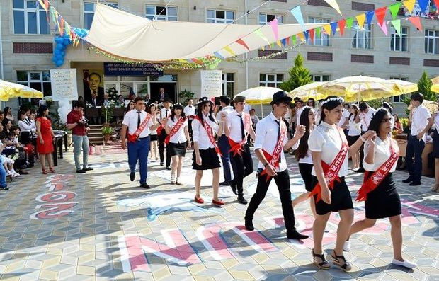 Bu gün Azərbaycanın bütün məktəblərində "Son zəng" çalınır