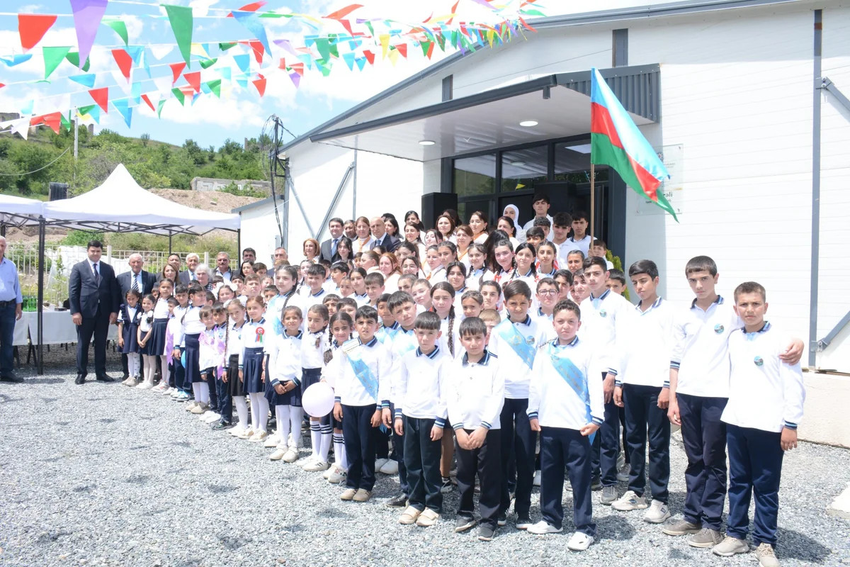 Elm və təhsil naziri Kəlbəcərin ilk məzununun "Son zəng"ində iştirak edib