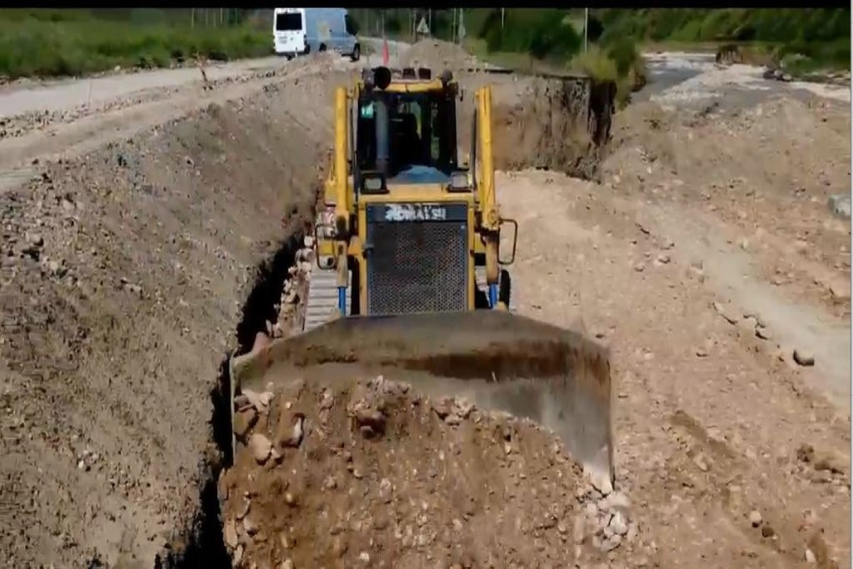 Yağışın vurduğu zərər aradan qaldırılır: Bakı və bölgələrdə 25 yolda təmir gedir