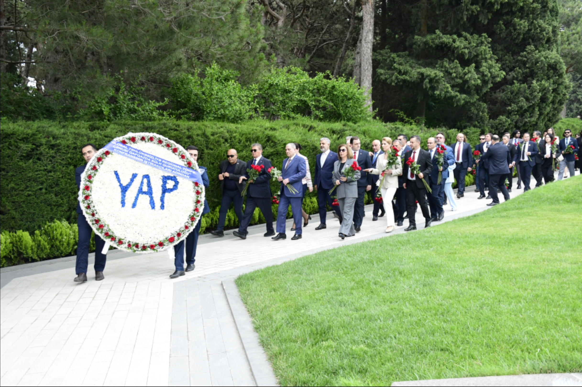 Beynəlxalq konfrans iştirakçıları Bakıda Ulu Öndər və şəhidlərin xatirəsini yad ediblər