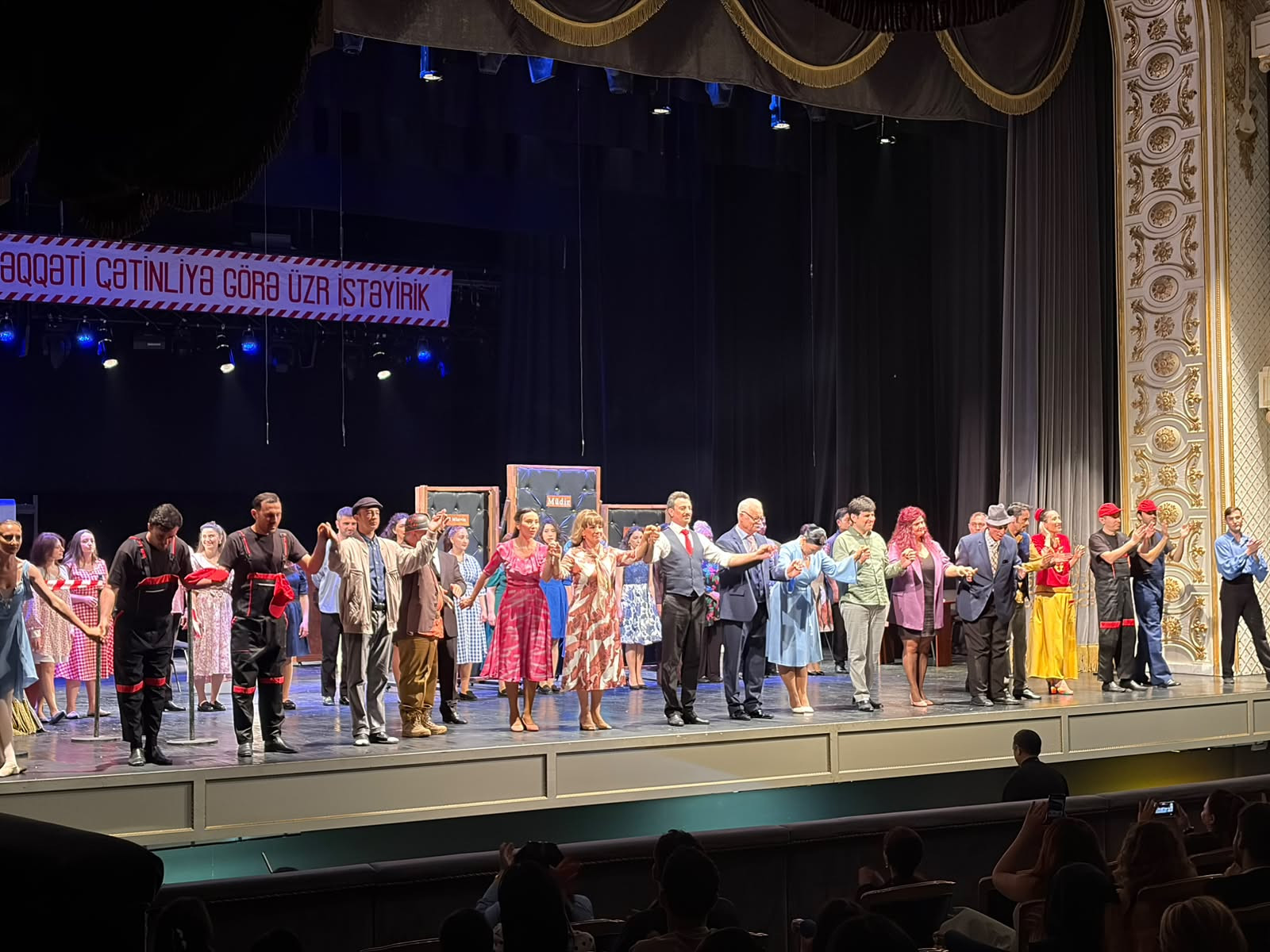 Teatrın güzgüsündə cəmiyyət –