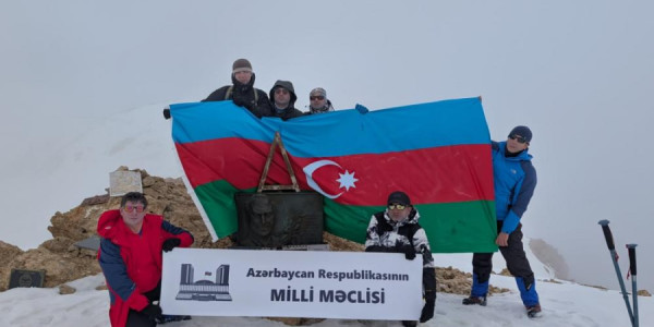 Milli Məclis Aparatının əməkdaşları “Heydər zirvəsi”nə Milli Qurtuluş Günündə yürüş ediblər