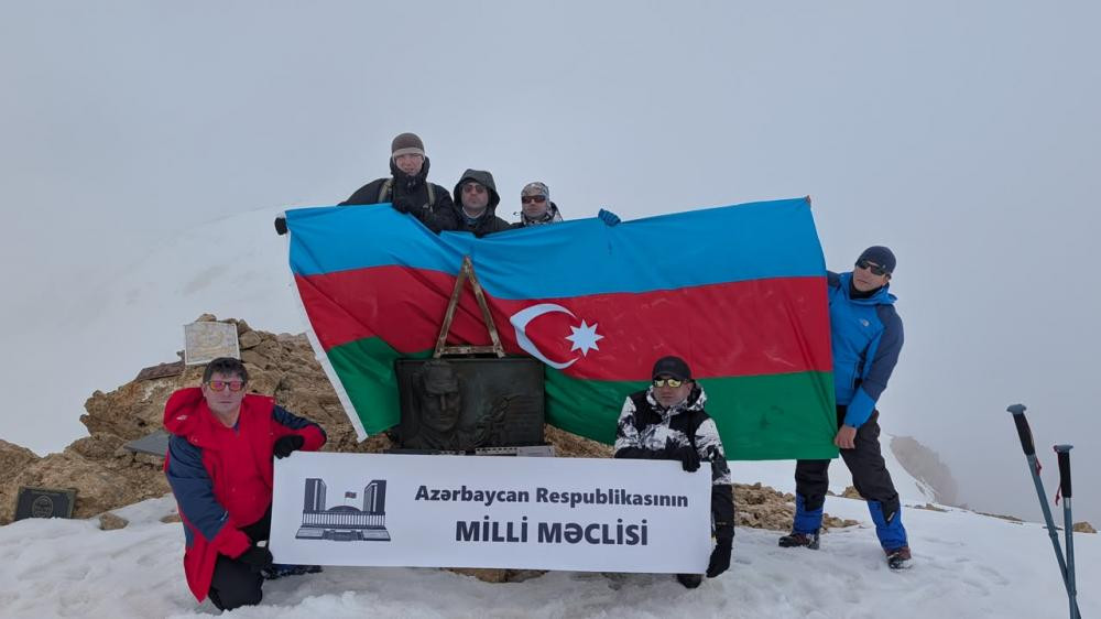 Milli Məclis Aparatının əməkdaşları “Heydər zirvəsi”nə Milli Qurtuluş Günündə yürüş ediblər