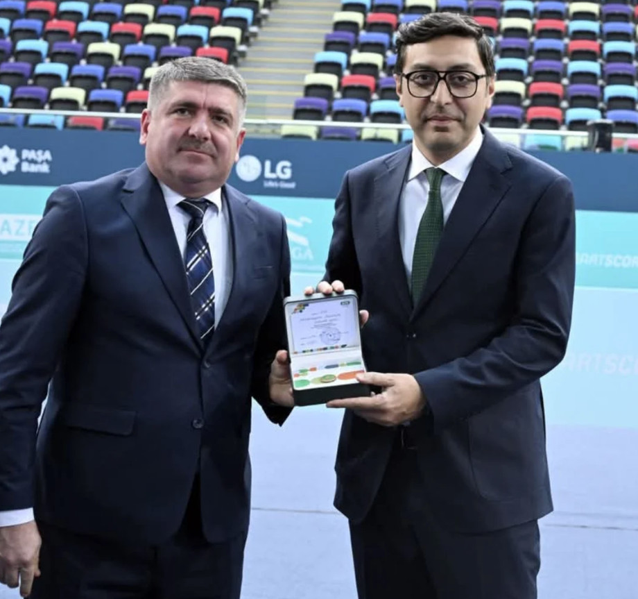 Yüksək vəzifəli şəxs işdən