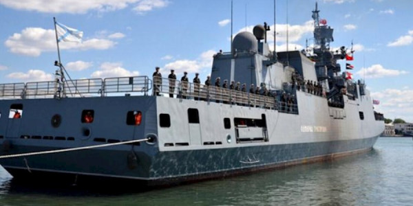 İngilis Kanalında Rusiya freqatı Britaniya yaxtasına xəbərdarlıq atəşi açıb