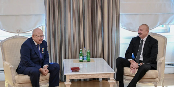 İlham Əliyev Dağıstanın tanınmış ictimai-siyasi xadim Qurban Qurbanova "Dostluq" ordenini təqdim edib