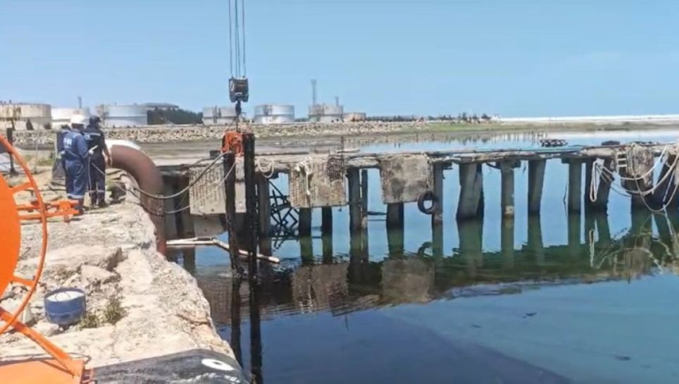 Dübəndi sahilində neft sızması: “Azneft” boru xətti zədələnib