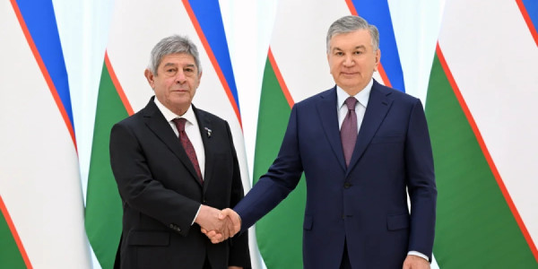 Şavkat Mirziyoyev Azərbaycan səfirinə "Mehnat Shuhrati" ordenini təqdim edib