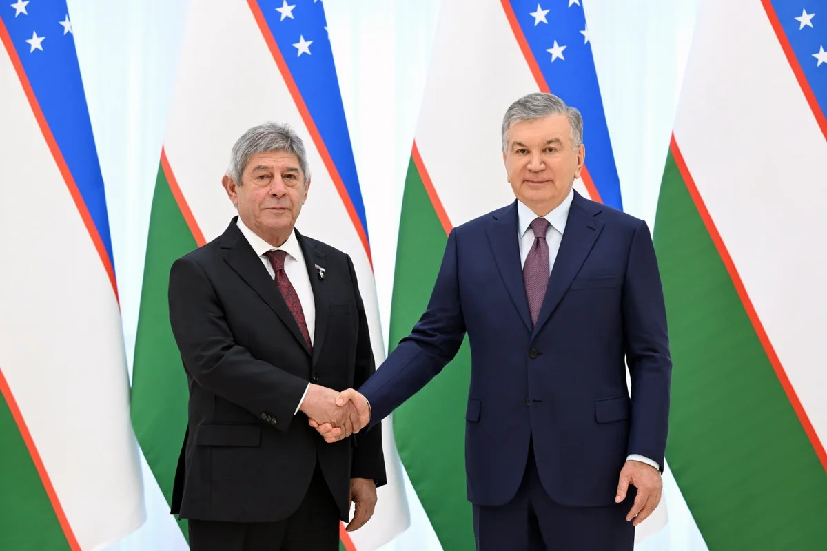 Şavkat Mirziyoyev Azərbaycan səfirinə "Mehnat Shuhrati" ordenini təqdim edib