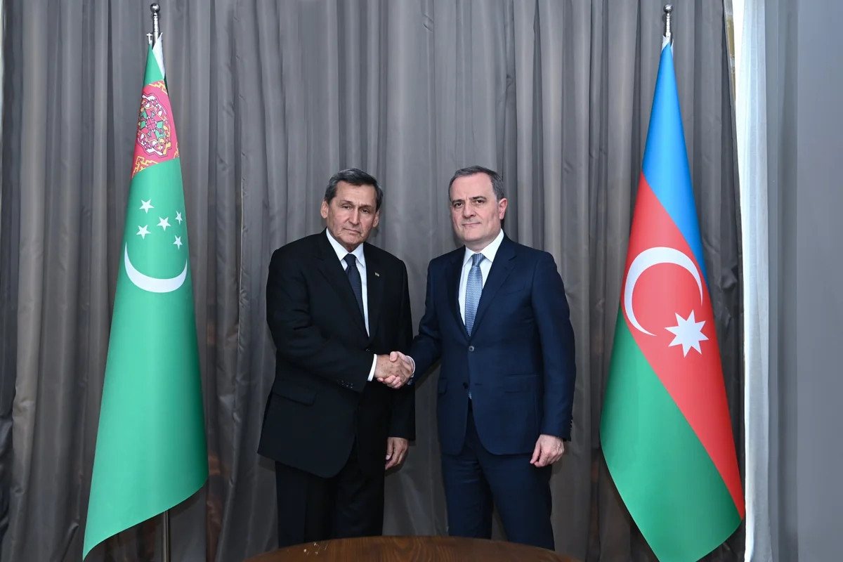 Ceyhun Bayramov Rəşid Meredovla görüşüb