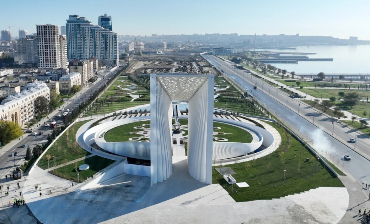 Türkmənistan Prezidenti Zəfər parkını ziyarət edib