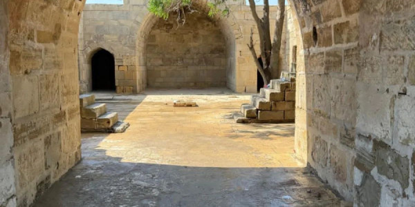 Qaradağda tarixi karvansaraya qanunsuz müdaxilənin qarşısı alınıb