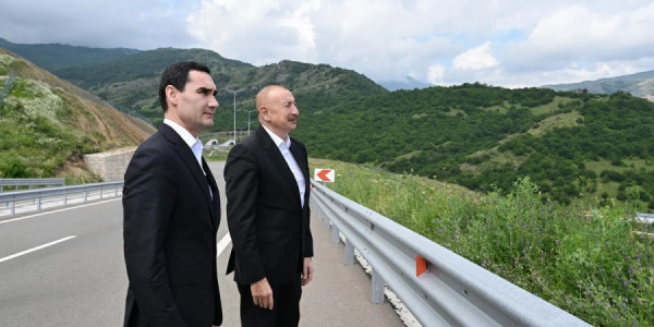 İlham Əliyev və Sərdar Berdiməhəmmədov Şuşanın Daşaltı kəndinin fonunda şəkil çəkdiriblər