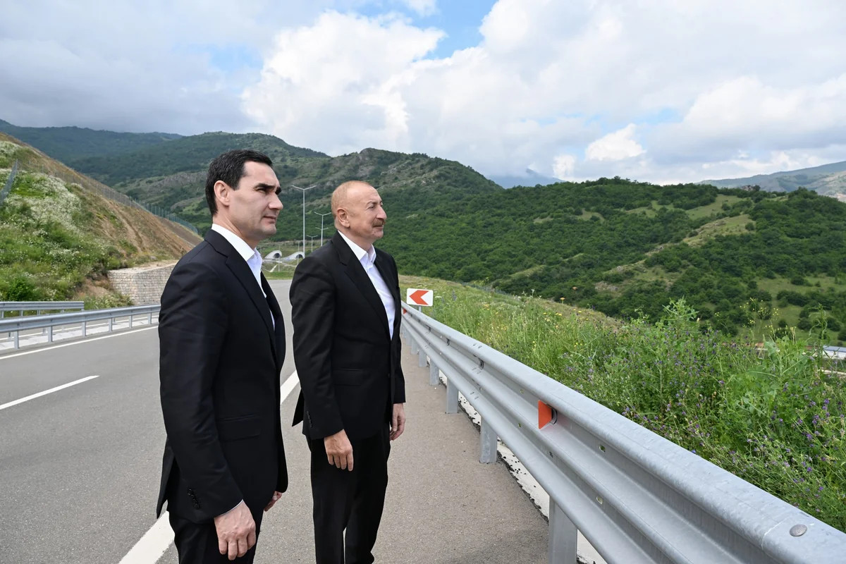 İlham Əliyev və Sərdar Berdiməhəmmədov Şuşanın Daşaltı kəndinin fonunda şəkil çəkdiriblər
