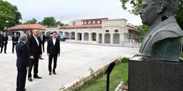 İlham Əliyev və Sərdar Berdiməhəmmədov Şuşada tanınmış şəxsiyyətlərin güllələnmiş büstlərinə baxıblar