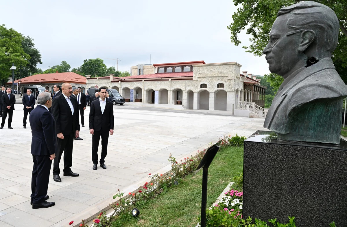İlham Əliyev və Sərdar Berdiməhəmmədov Şuşada tanınmış şəxsiyyətlərin güllələnmiş büstlərinə baxıblar