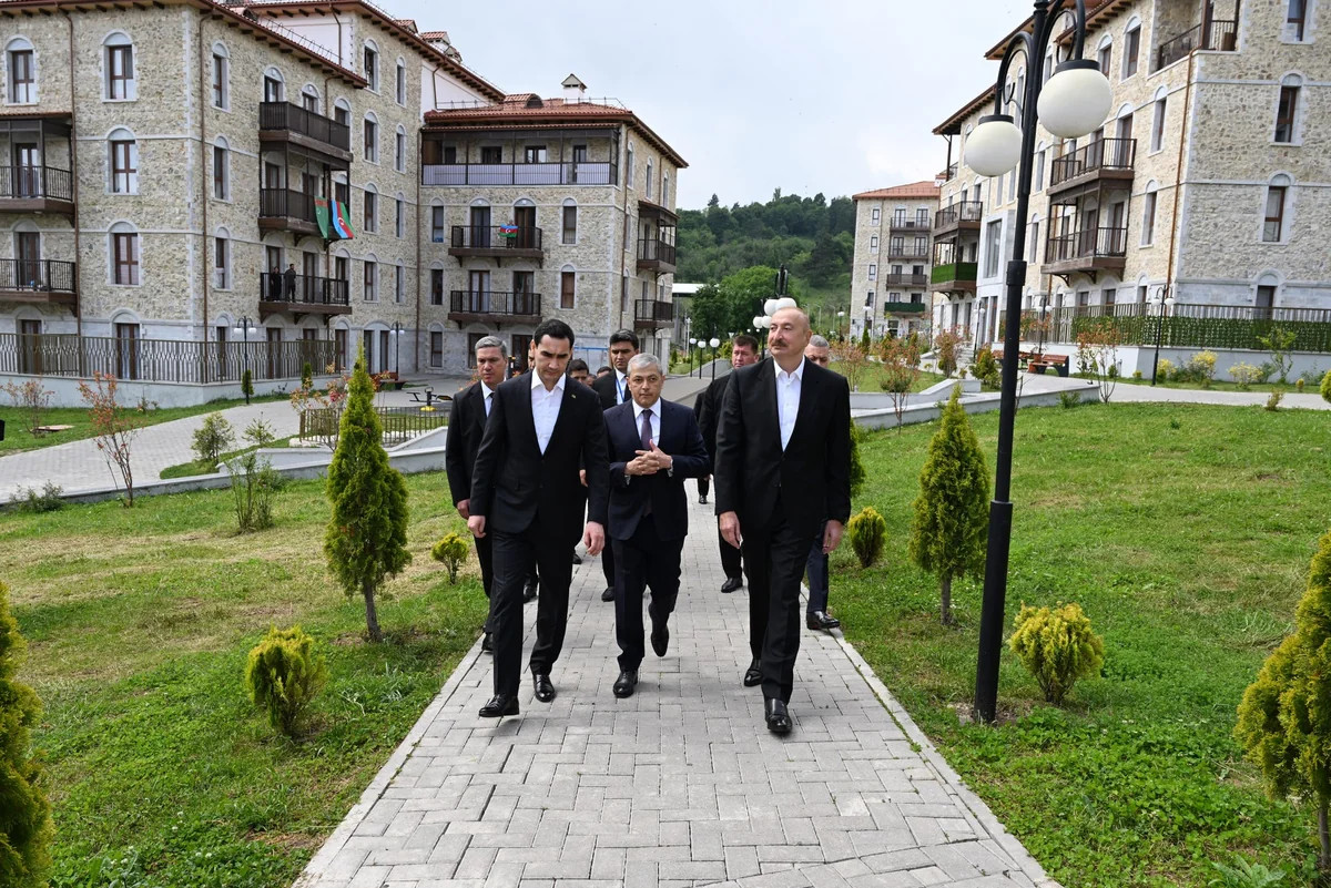 İlham Əliyev və Sərdar Berdiməhəmmədov Şuşadakı yaşayış kompleksinə baş çəkiblər