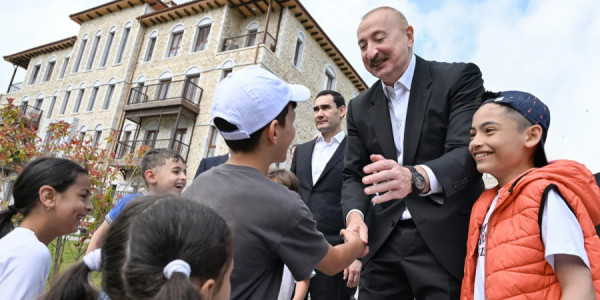 Azərbaycan və Türkmənistan prezidentləri Şuşada gəzinti zamanı balaca sakinlərlə görüşüb