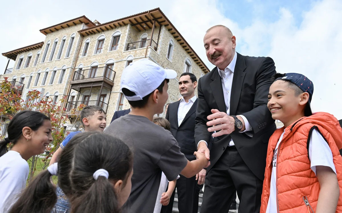 Azərbaycan və Türkmənistan prezidentləri Şuşada gəzinti zamanı balaca sakinlərlə görüşüb