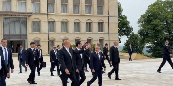 Azərbaycan Prezidenti İlham Əliyev və Türkmənistan Prezidenti Sərdar Berdiməhəmmədov Şuşada birgə gəzinti edib.