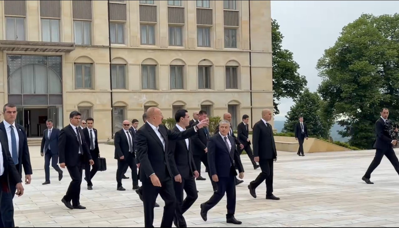 Azərbaycan Prezidenti İlham Əliyev və Türkmənistan Prezidenti Sərdar Berdiməhəmmədov Şuşada birgə gəzinti edib.