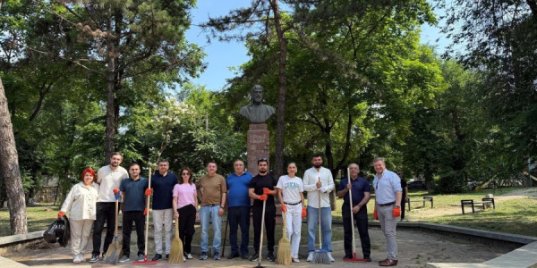 Kişineuda Nizami Gəncəvinin abidəsi önündə iməcilik keçirilib