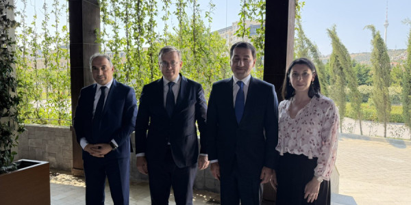Hikmət Hacıyev Makronun müşaviri ilə Azərbaycan–Fransa münasibətlərini müzakirə edib