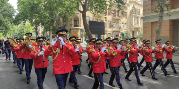 Bakıda hərbi orkestrlərin müşayiəti ilə yürüşlər keçirilir