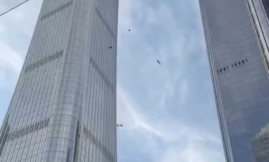Pekinin ən hündür göydələninə təyyarə çırpılıb