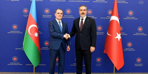 Ceyhun Bayramov Hakan Fidanla regiondakı təhlükəsizlik vəziyyətini müzakirə edib
