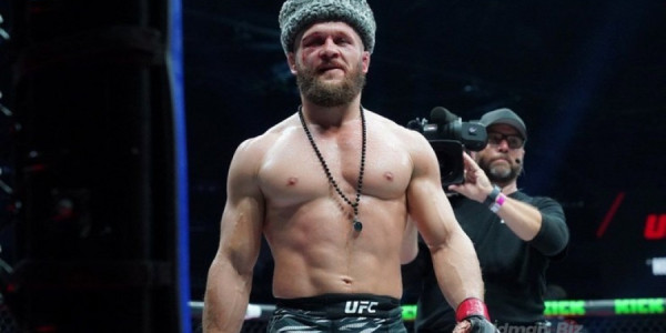 UFC: Rafael Fiziyev gecənin əsas döyüşündə qalib gəlib
